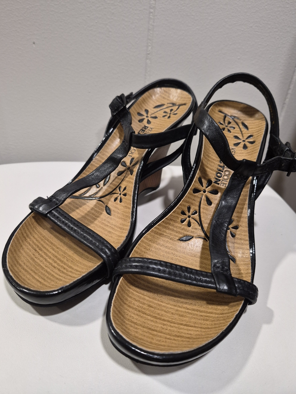 Kenneth Cole Reaction Black T-Strap Floral Insole Sandals